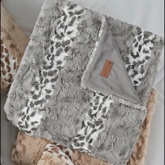 ✨SALE✨
Koolaburra by UGG Kaiah Faux Fur Animal Print Throw - Picture 1 of 5